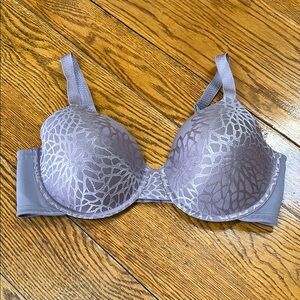 Vanity Fair padded underwire bra.  Size 38D. Great condition.  Light purple.